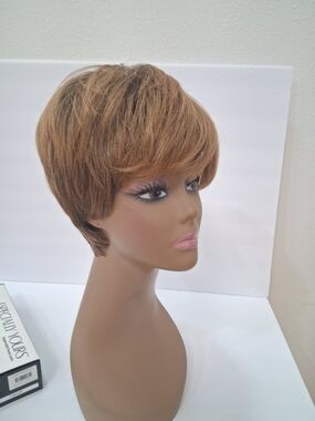 Short Layered Women's Wig in Honey Brown - Modern Everyday Style
